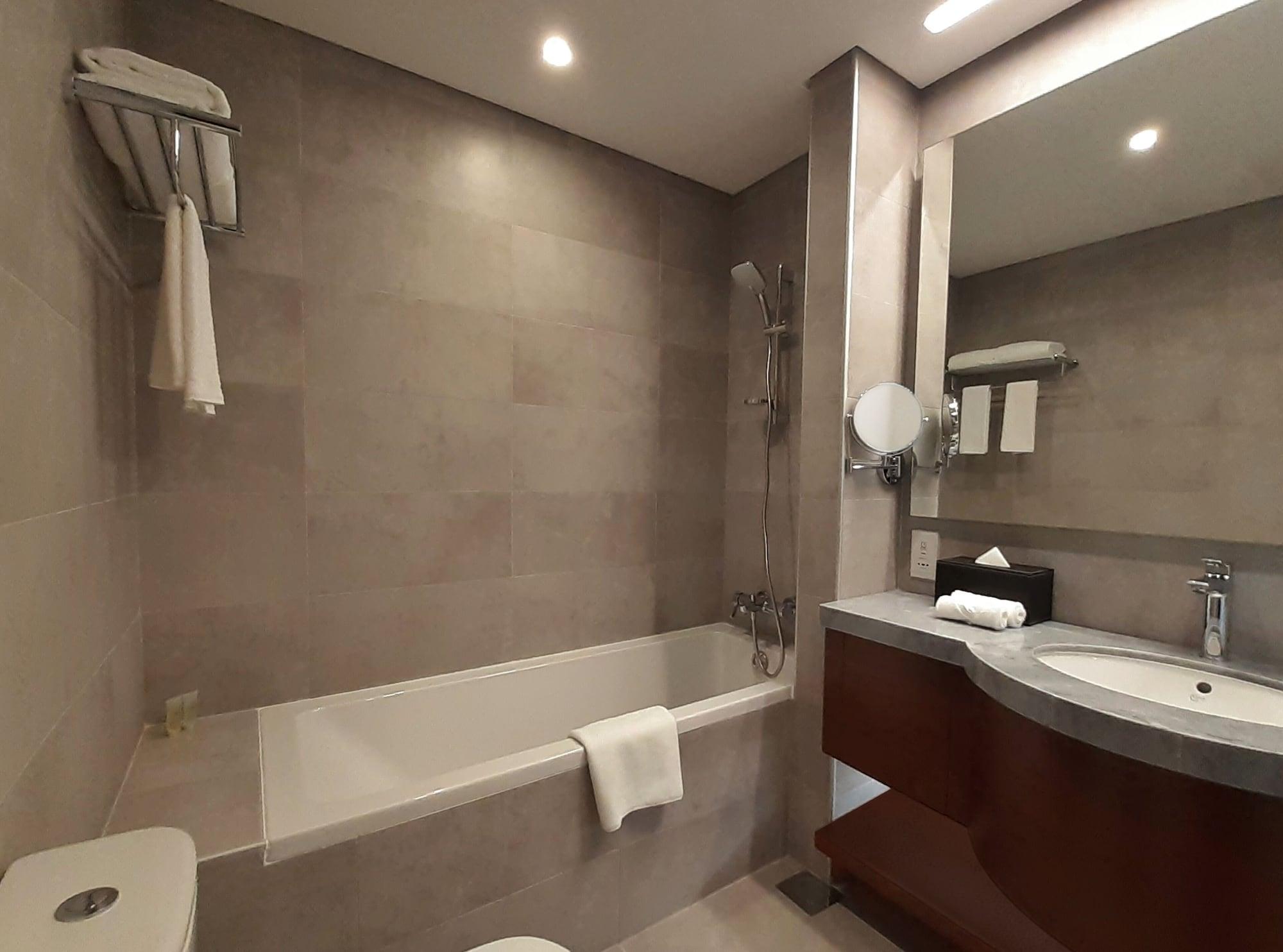Somerset West Bay Dauhá Exteriér fotografie Bathroom of a hotel room