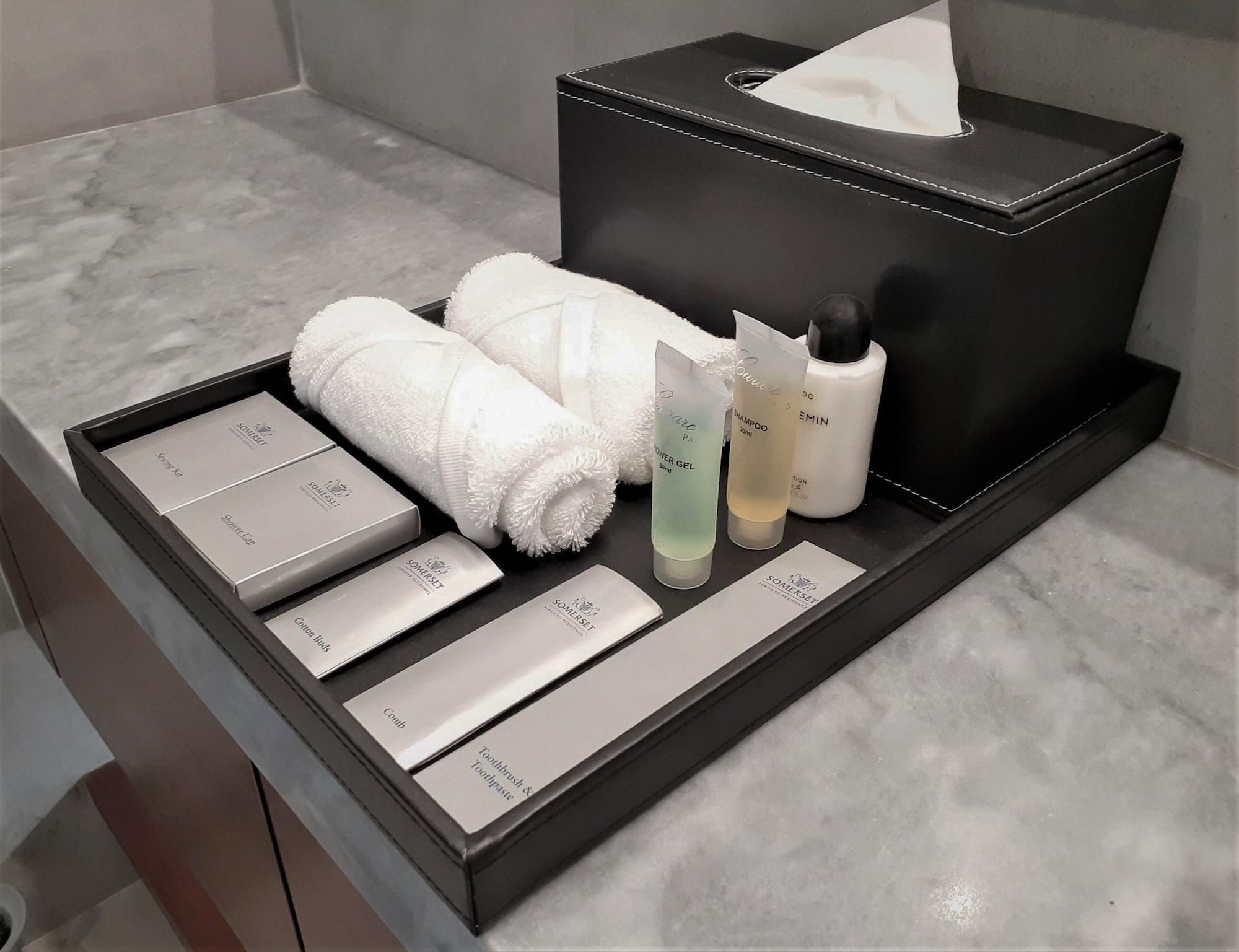 Somerset West Bay Dauhá Exteriér fotografie A bathroom amenity tray