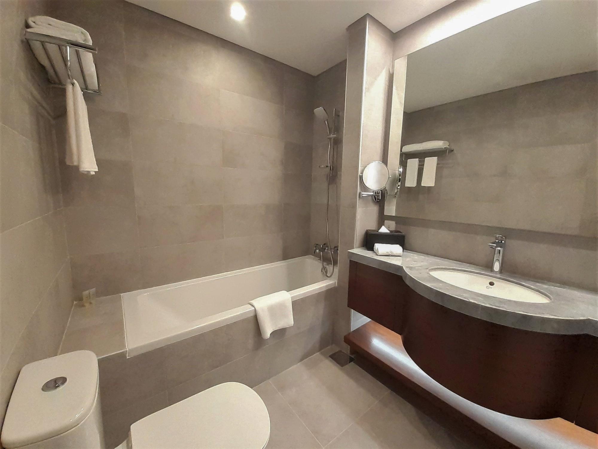 Somerset West Bay Dauhá Exteriér fotografie Bathroom of a hotel room