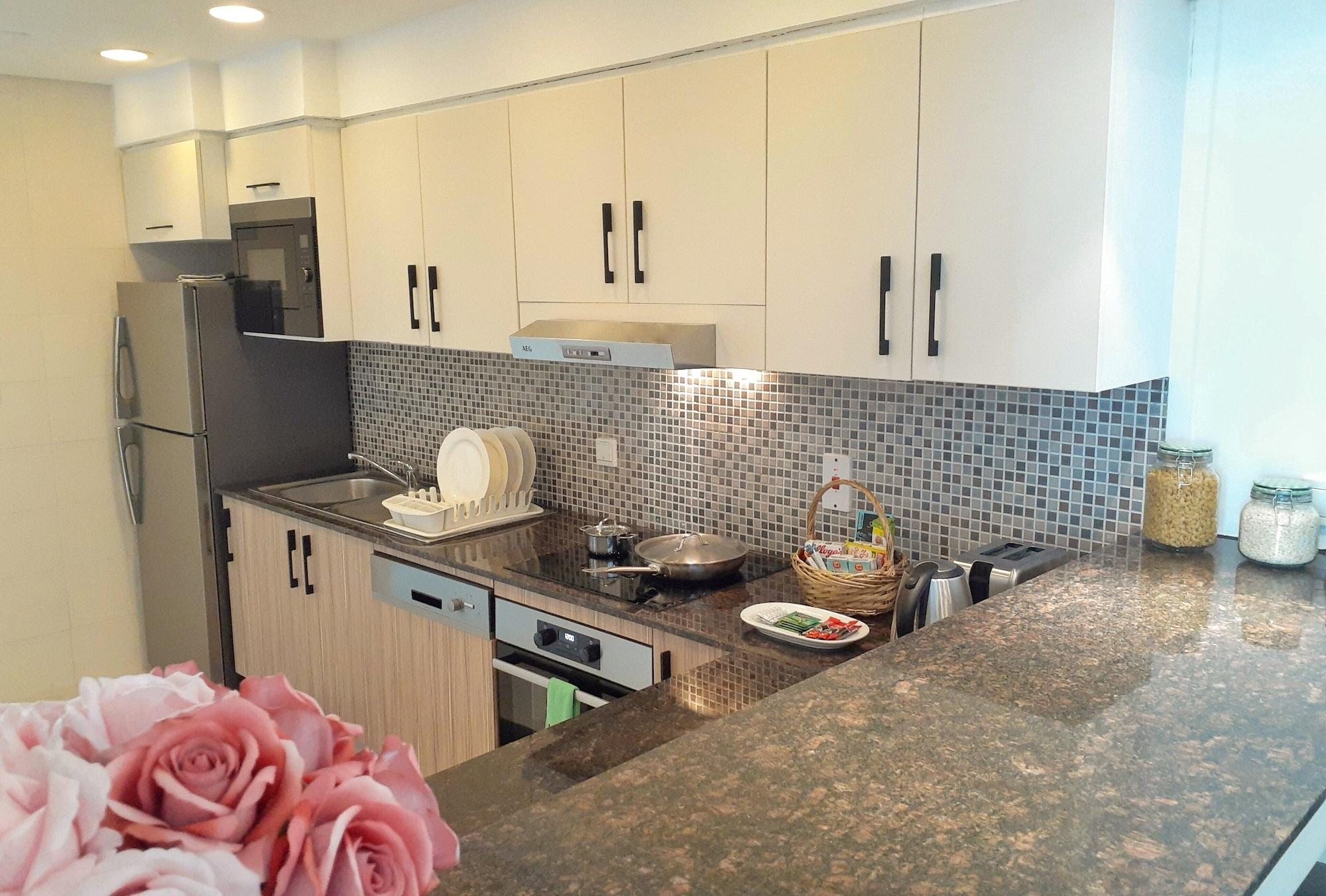 Somerset West Bay Dauhá Exteriér fotografie A kitchen in a condominium
