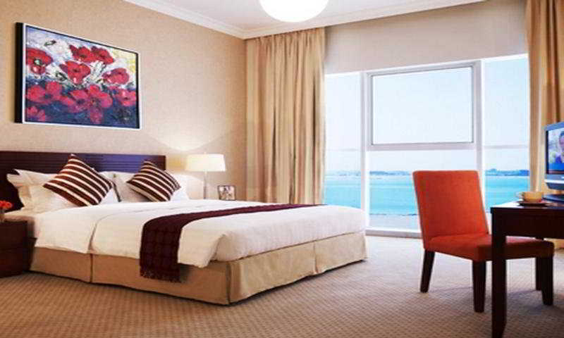 Somerset West Bay Dauhá Exteriér fotografie A bedroom at the hotel