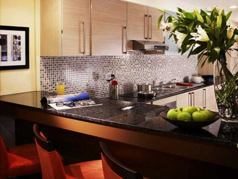 Somerset West Bay Dauhá Pokoj fotografie A kitchen at The Standard East Village