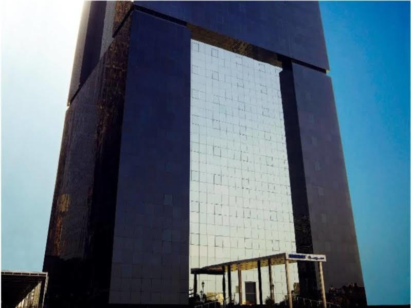 Somerset West Bay Dauhá Exteriér fotografie The 100-metre-high (330 ft) mirror at the Teide Observatory