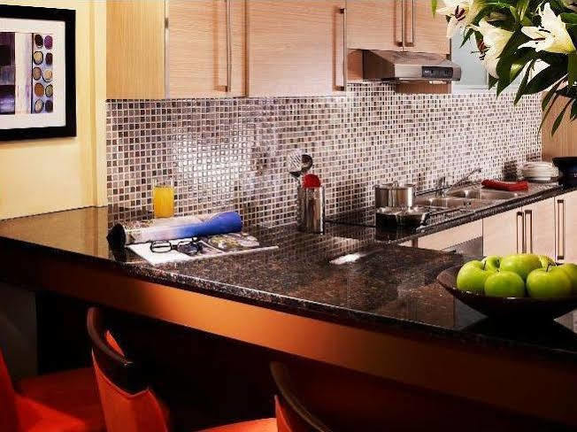 Somerset West Bay Dauhá Exteriér fotografie A kitchen with granite countertops